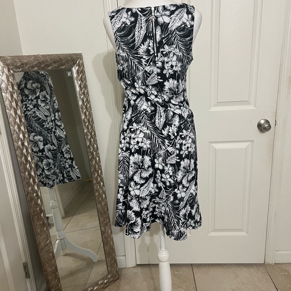 Chic Black and White Floral Midi Dress - Picture 2 of 4